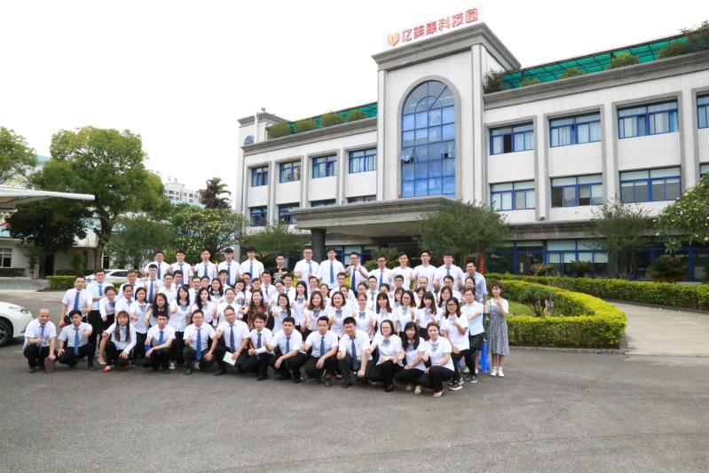 中聯邦全體人員在企業門口集體合照
